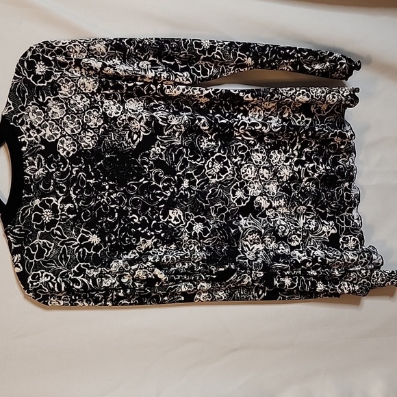 Chico's Travelers Women's Black Floral Asymmetrical Blouse Size 1 (8)Medium - Picture 4 of 7